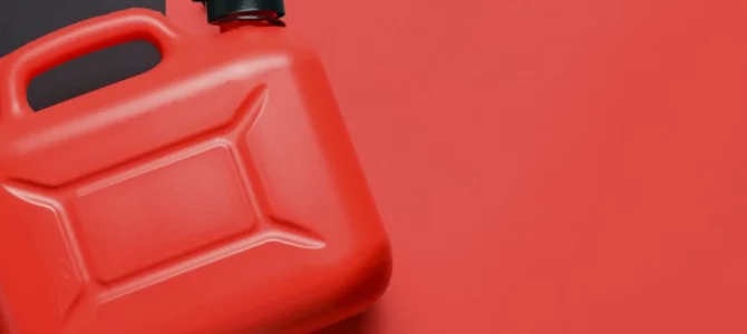 Honderden liters benzine in de kofferbak: slim besparen of spelen met vuur? Honderden liters benzine in de kofferbak: slim besparen of spelen met vuur?